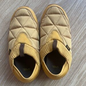 Teva Mustard Quilted Slip-On Shoes size 8 like new